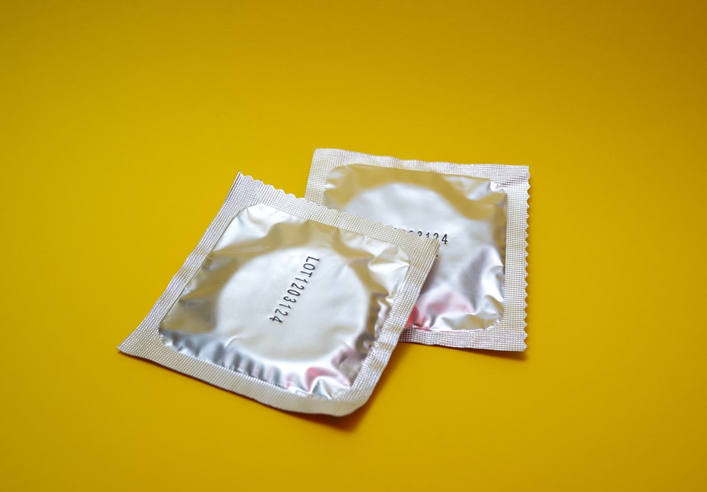 Twee condooms